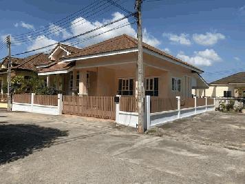 ขายบ้านเดี่ยว หมู่บ้านสุขสมบูรณ์ ในลึก เมืองสุราษฎร์ธานี (สภาพใหม่) 61 ตร.ว. หลังมุม
